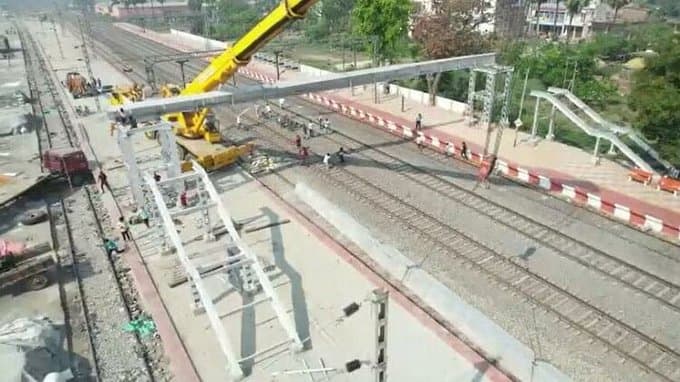 हाजीपुर में 40 फीट ऊंचे ओवरब्रिज से गिरे दो मजदूर, सोशल मीडिया पर वायरल हुआ हादसे का वीडियो