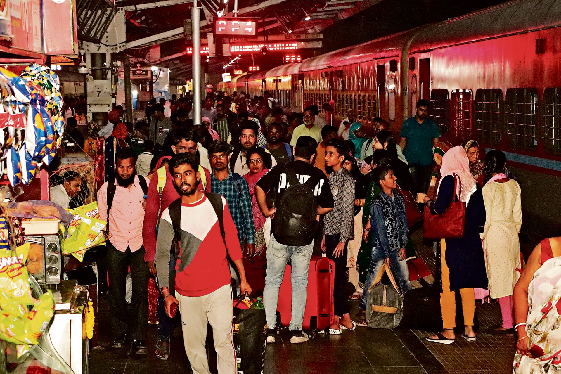 IRCTC News|छठ में गांव जाना हुआ मुश्किल, ट्रेनों में वेटिंग 300 के पार, बसों में भी नहीं मिल रही जगह