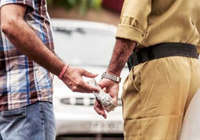 प्रदूषण प्रमाणपत्र नहीं होने पर बाइक सवार से ट्रैफिक एएसआइ ने मांगा एक किलो पेड़ा, वीडियो हो गया वायरल