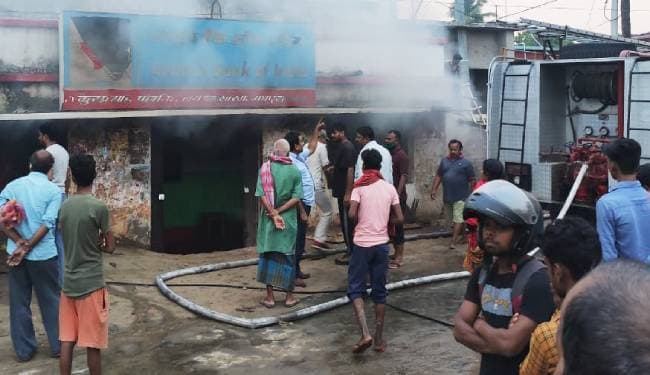 सेंट्रल बैंक ऑफ इंडिया की शाखा में शॉर्ट सर्किट से जल गये सारे कागजात और काउंटर, मुख्य शाखा से होगी जमा-निकासी