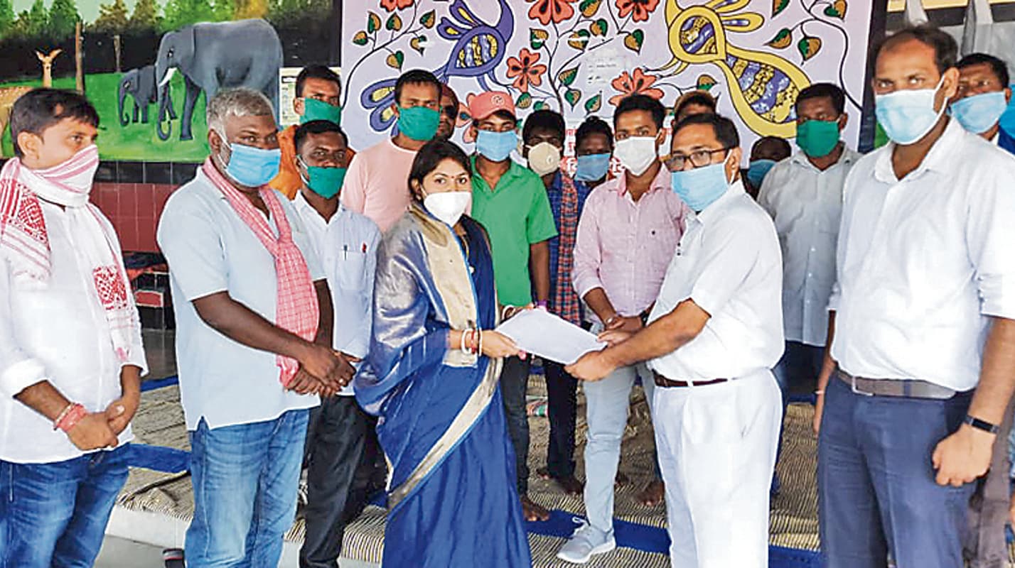 बरवाडीह, लातेहार व छिपादोहर में शक्तिपुंज एक्सप्रेस के स्टॉपेज के लिए प्रदर्शन, आमरण अनशन की चेतावनी दी