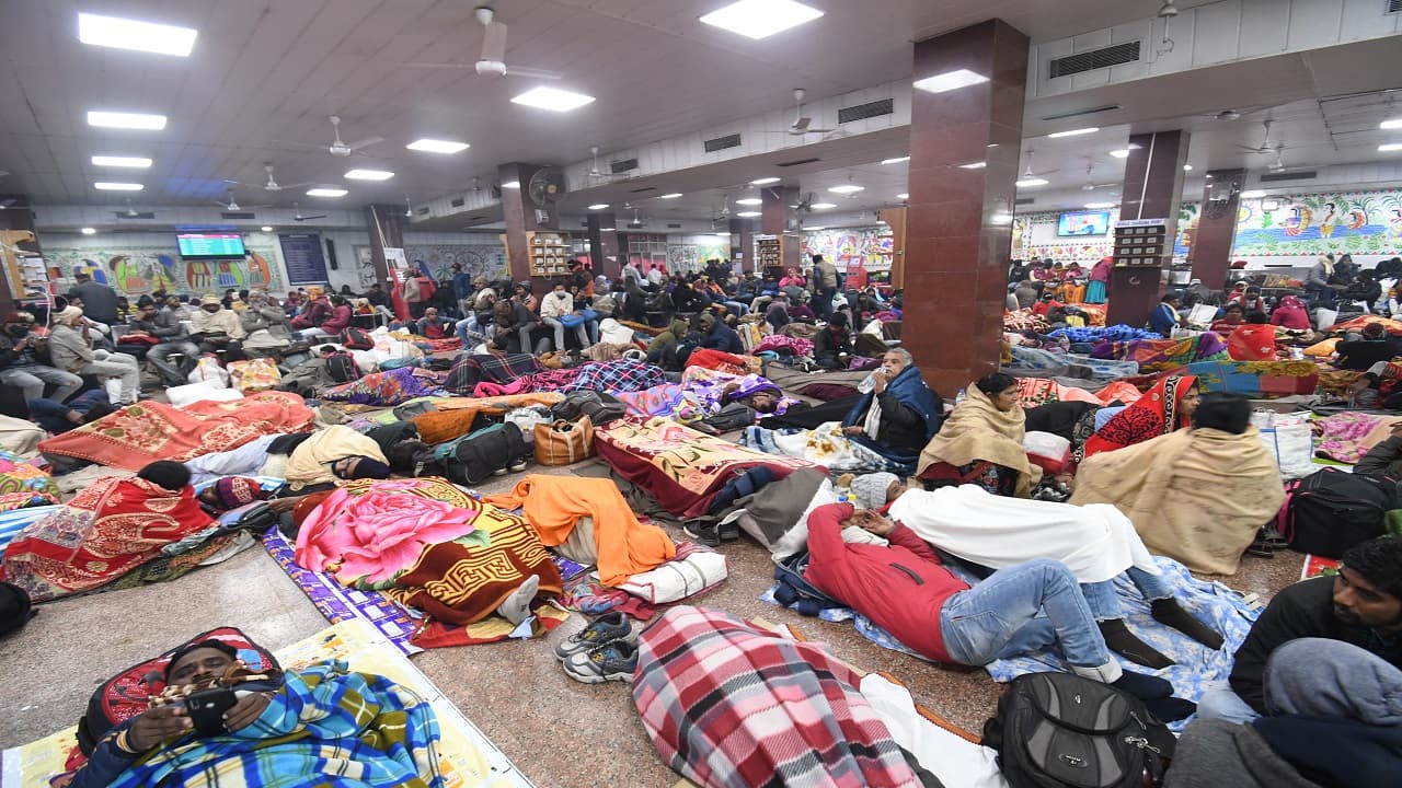 पटना जंक्शन की पड़ताल : वेटिंग हॉल में जगह नहीं, सर्द रातों में प्लेटफॉर्म पर ठिठुरते हैं यात्री, देखें तस्वीर