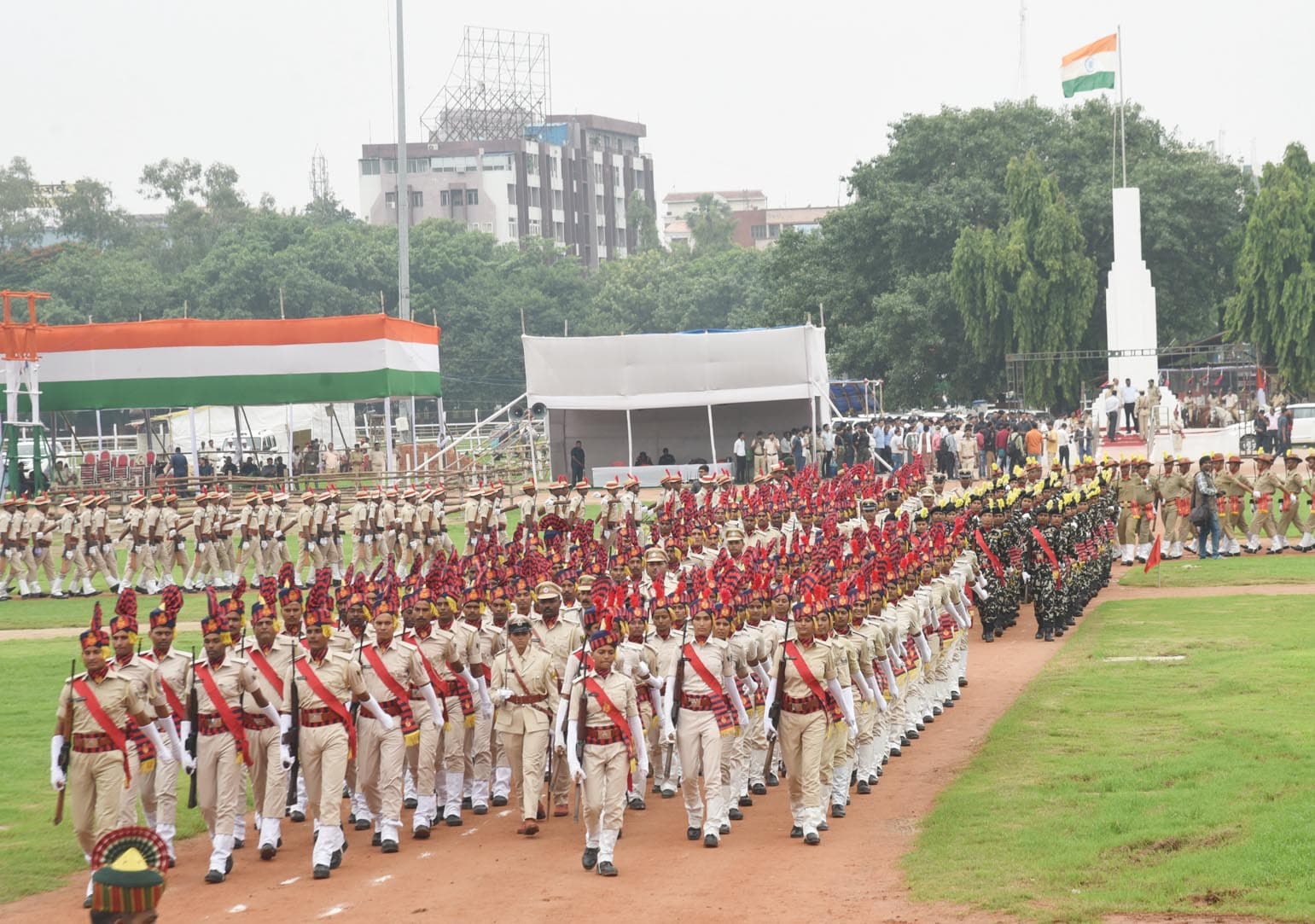 स्वतंत्रता दिवस को लेकर पटना के गांधी मैदान में परेड का हुआ फाइनल रिहर्सल, आयुक्त ने ली सलामी, देखें तस्वीरें
