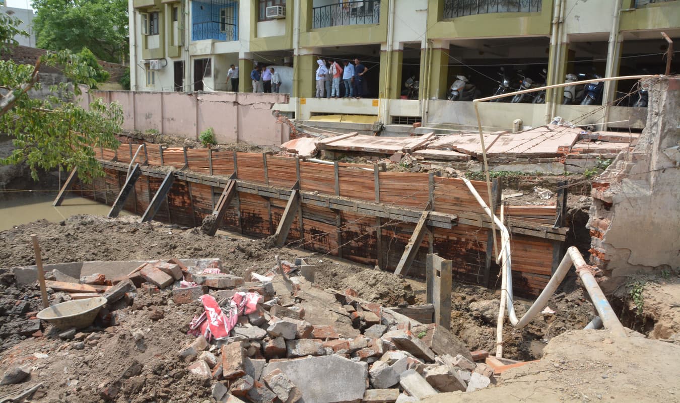 पटना का वासुदेव विहार अपार्टमेंट ढह सकता है, बेसमेंट के लिए छह की जगह 25 फुट कर दी खुदाई, जानें पूरा मामला