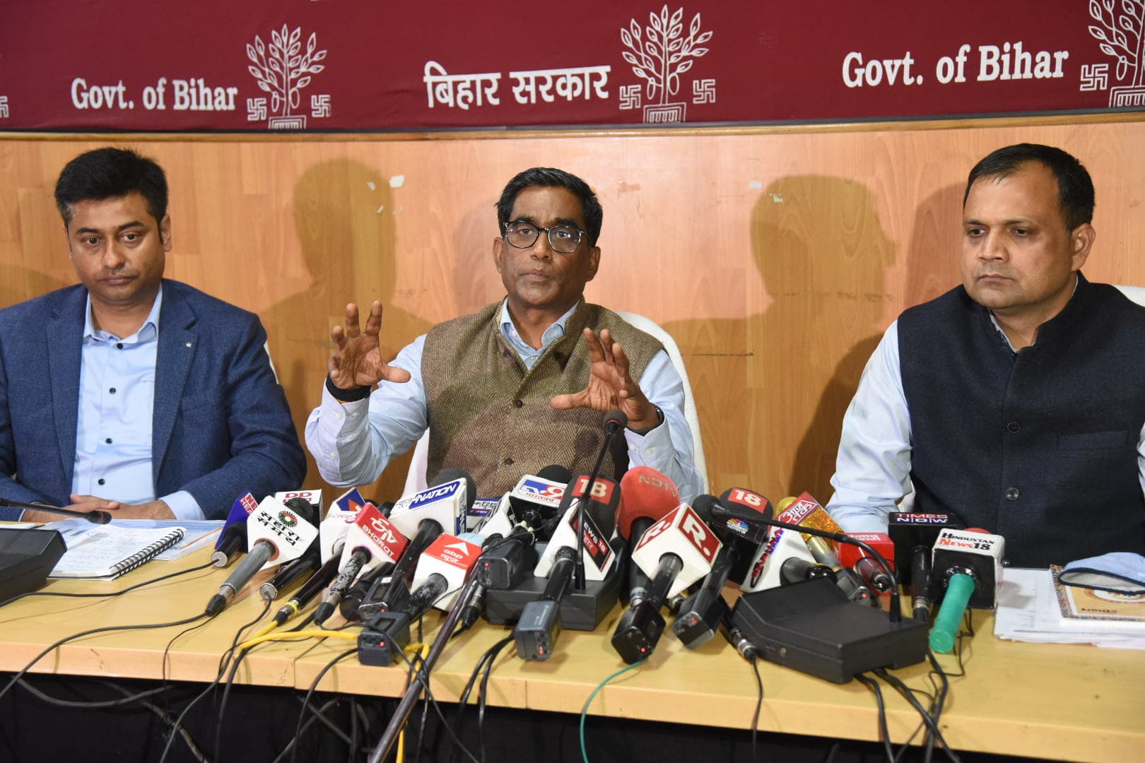 कोरोना डाटा छेड़छाड़ मामले में बड़ा बयान, जानें विपक्ष के दावों पर स्वास्थ्य विभाग के प्रधान सचिव ने क्या कहा...