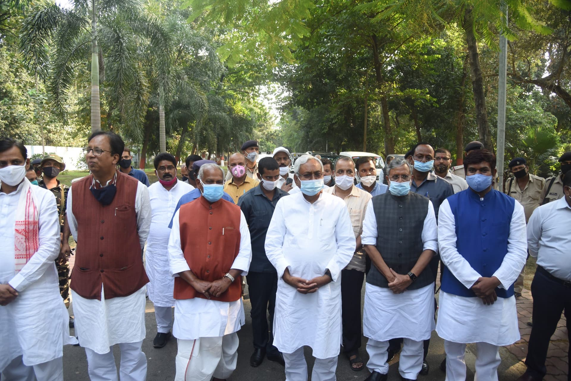 नीतीश कुमार के साथ 14 मंत्रियों ने ली शपथ, ‍राजभवन में अमित शाह और जेपी नड्डा भी रहे मौजूद