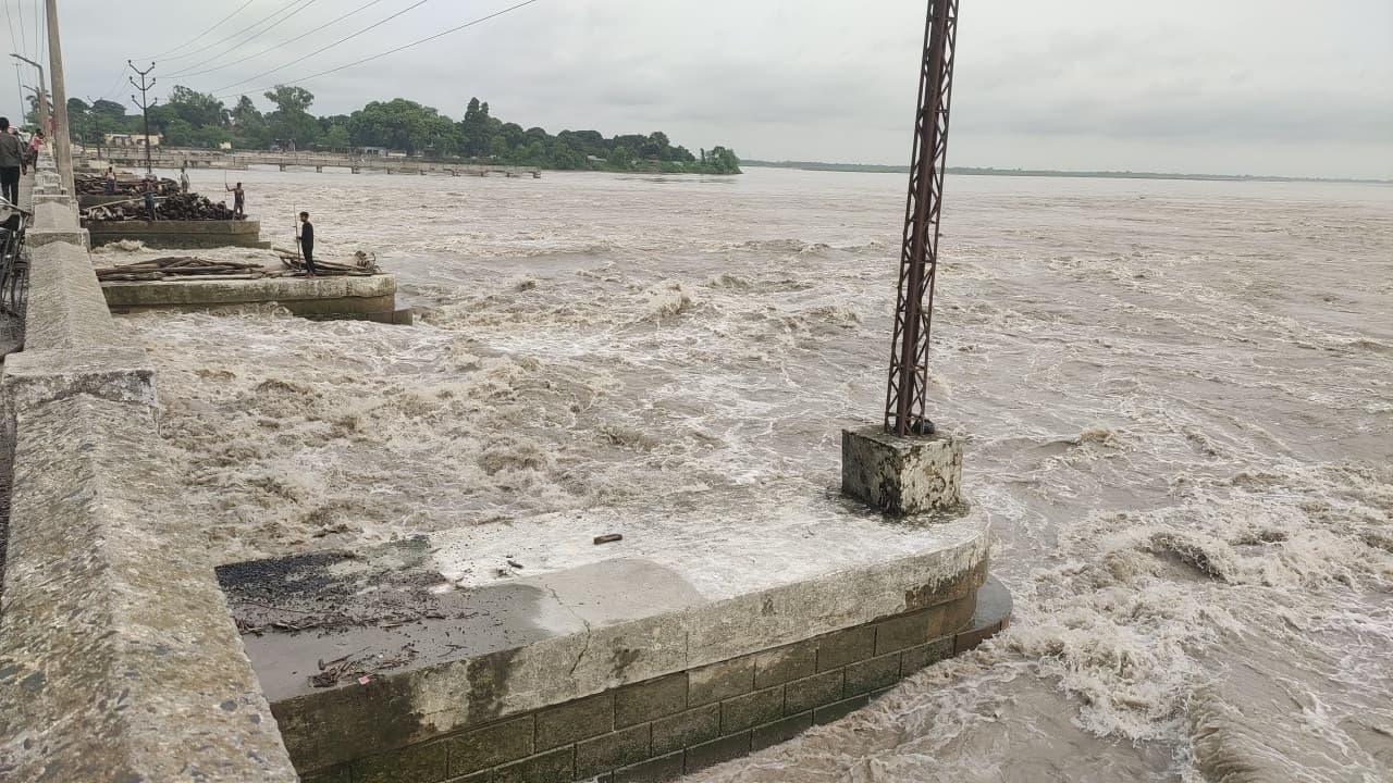 बिहार: नेपाल में बारिश से नदियों में उफान, 24 घंटे में छह नदियों ने खतरे के निशान को किया पार, लोगों में दहशत