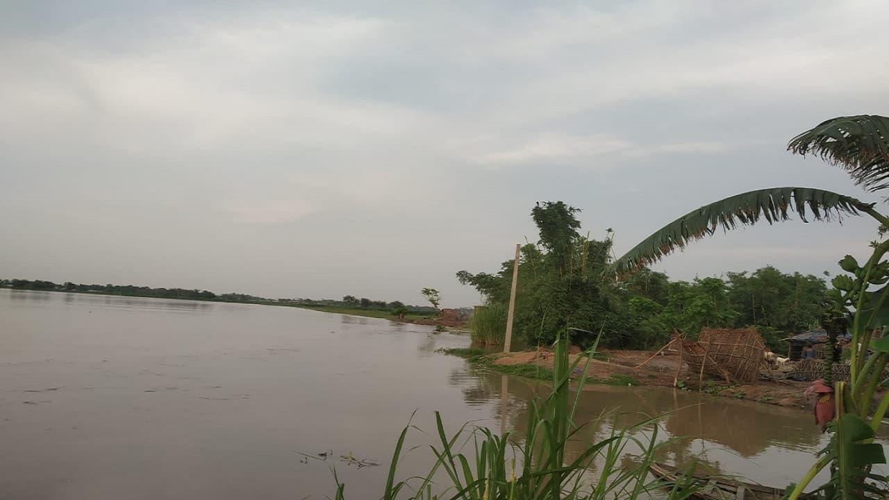 बिहार: पूर्णिया में बाढ़ में बही तीन मुख्य सड़कें, कई गांव के लोगों का टूटा संपर्क