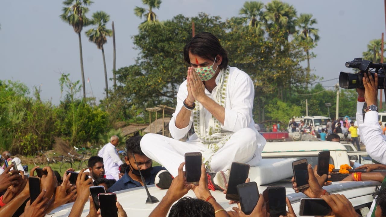 पटना में 'लालू खटाल' में तेज प्रताप का कारोबार, मंदिरों पर चढ़े फूलों से हो रहे खास प्रोडक्ट तैयार