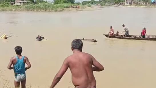 बिहारः मुजफ्फरपुर के बागमती नदी में नाव पलटी, आठ स्कूली छात्र- छात्राएं समेत 12  लापता