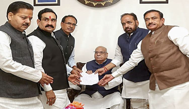 कमलनाथ सरकार पर संकट गहराया : राज्यपाल से मिले शिवराज, तत्काल फ्लोर टेस्ट कराने की मांग की