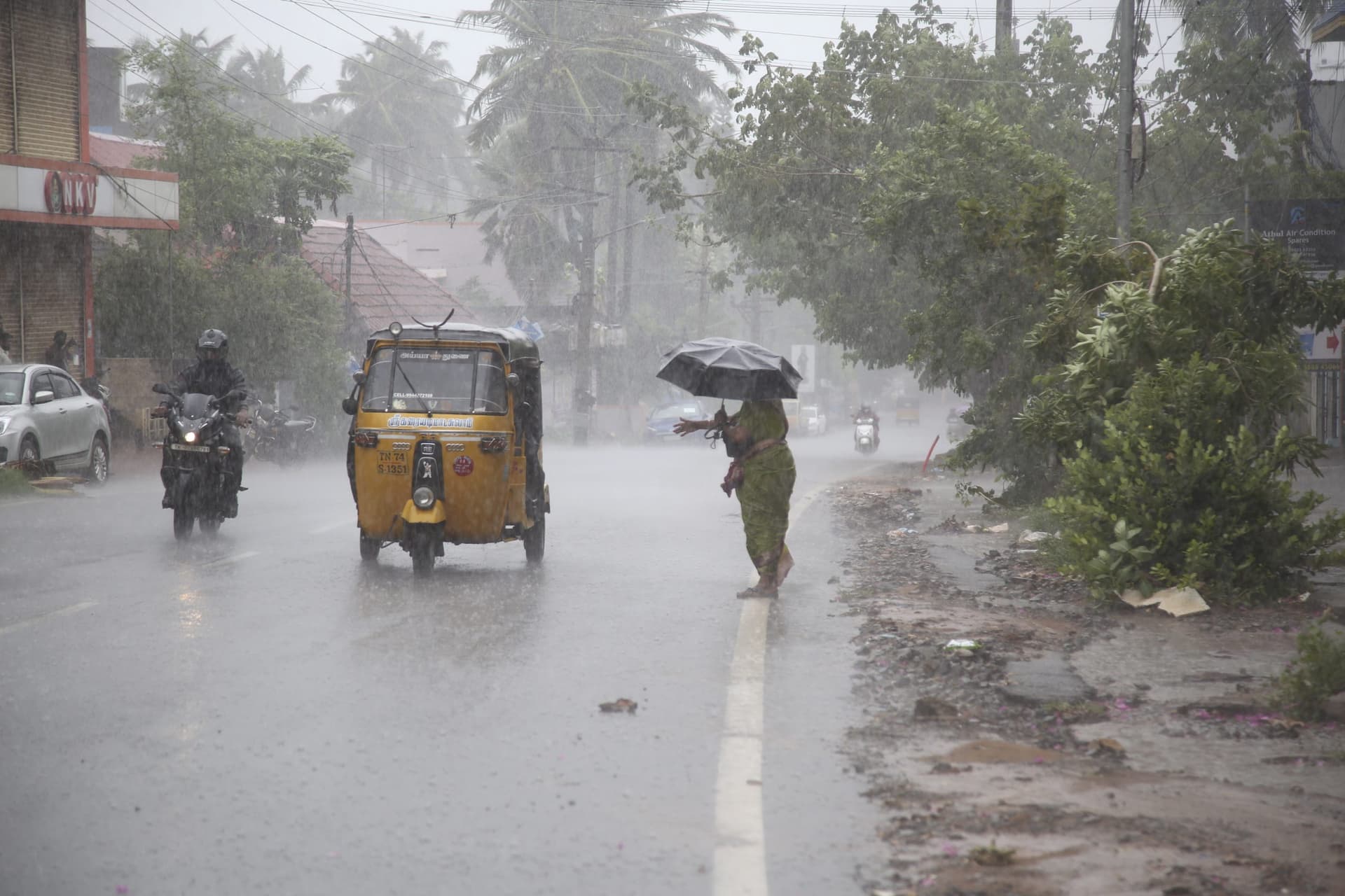 Cyclone Tauktae : तबाही मचाएगा 'तौकते' ?मूसलाधार बारिश से सैकड़ों मकान क्षतिग्रस्त, समुद्री पुल में दरार