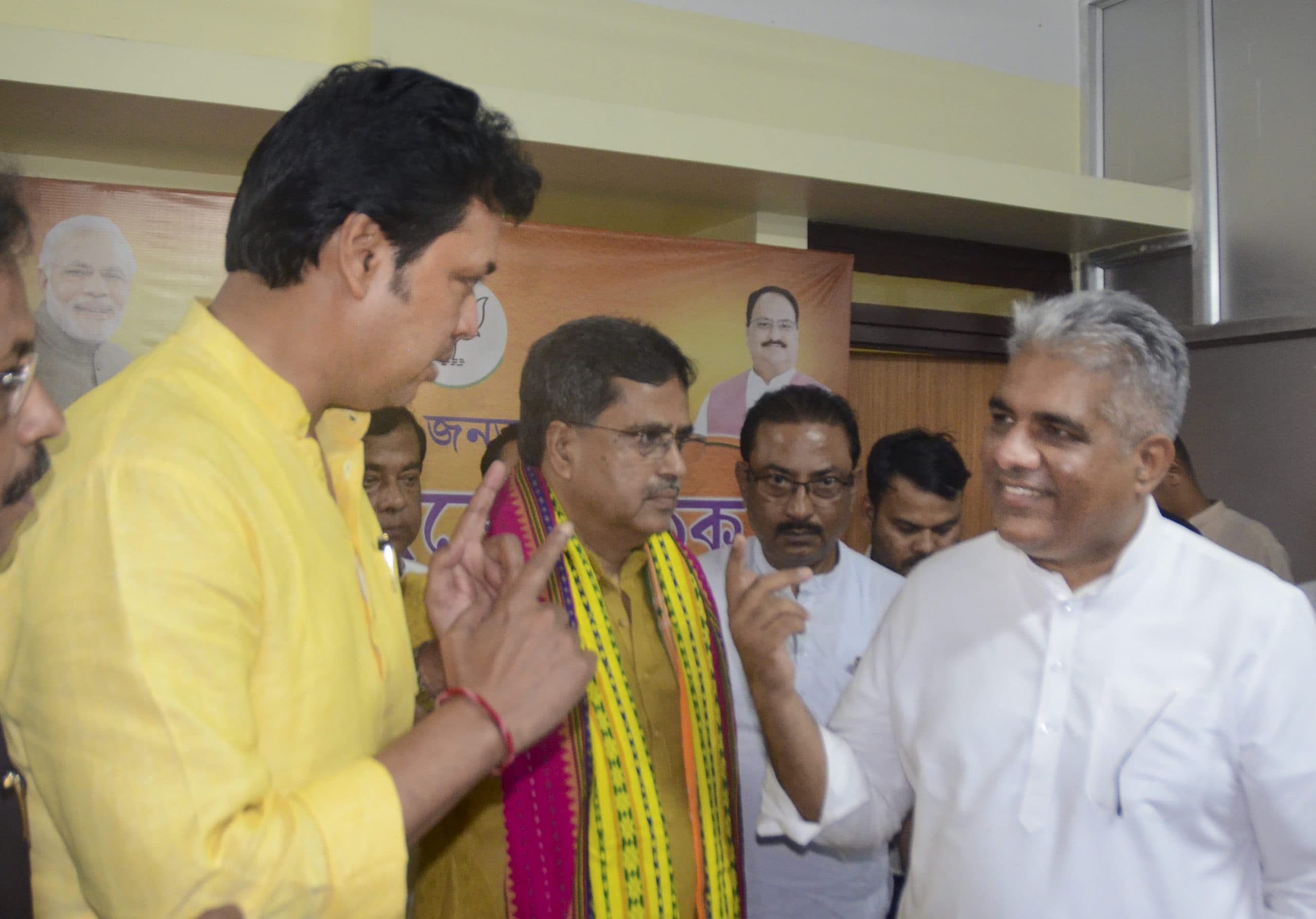 धक्‍का-मुक्‍की और 'कुर्सी टूट बैठक' के बाद माणिक साहा ने त्रिपुरा के नये मुख्यमंत्री के रूप में ली शपथ