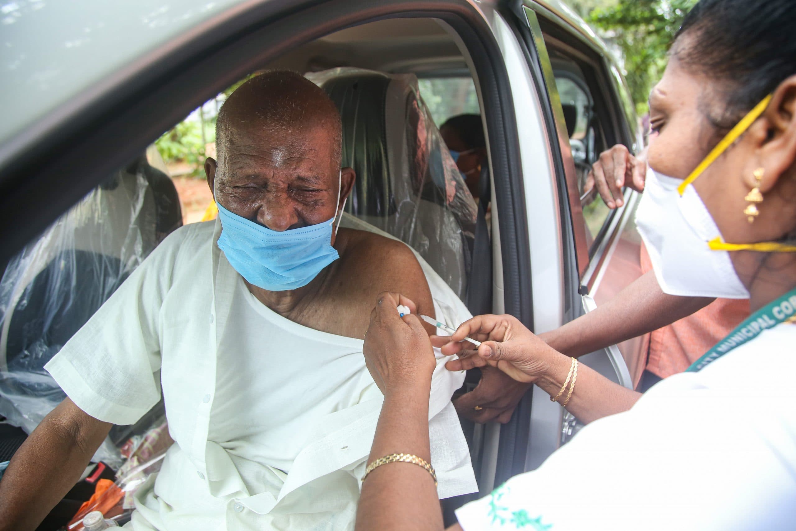कोरोना वैक्सीन लगवाओ और 10 लाख की कार मुफ्त ले जाओ, जागरुकता के लिए इस देश ने शुरू किया अनोखा ऑफर