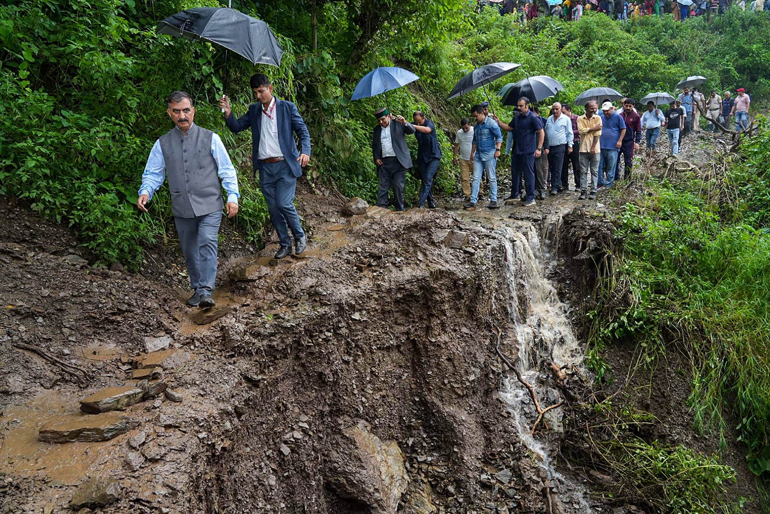 हिमाचल प्रदेश में बारिश का कहर, शिमला में शिव मंदिर के मलबे से एक और शव बरामद, मृतक संख्या हुई 52