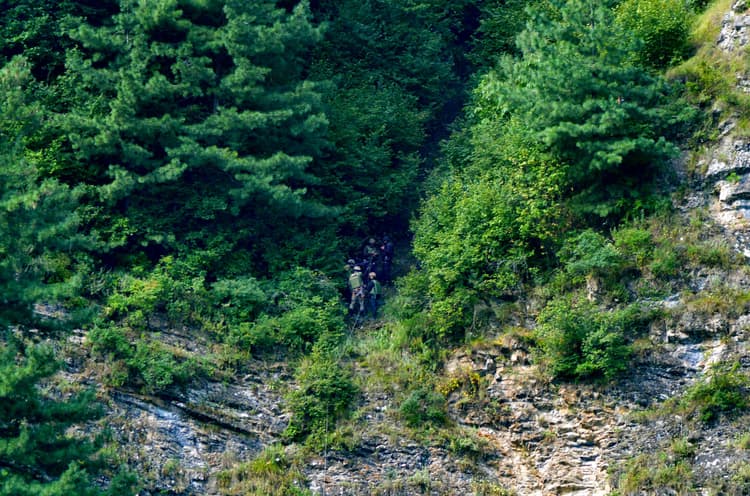 Jammu Kashmir Encounter: अनंतनाग की पहाड़ी पर छिपे हैं आतंकी, ड्रोन से की जा रही है बमबारी, एक और जवान शहीद