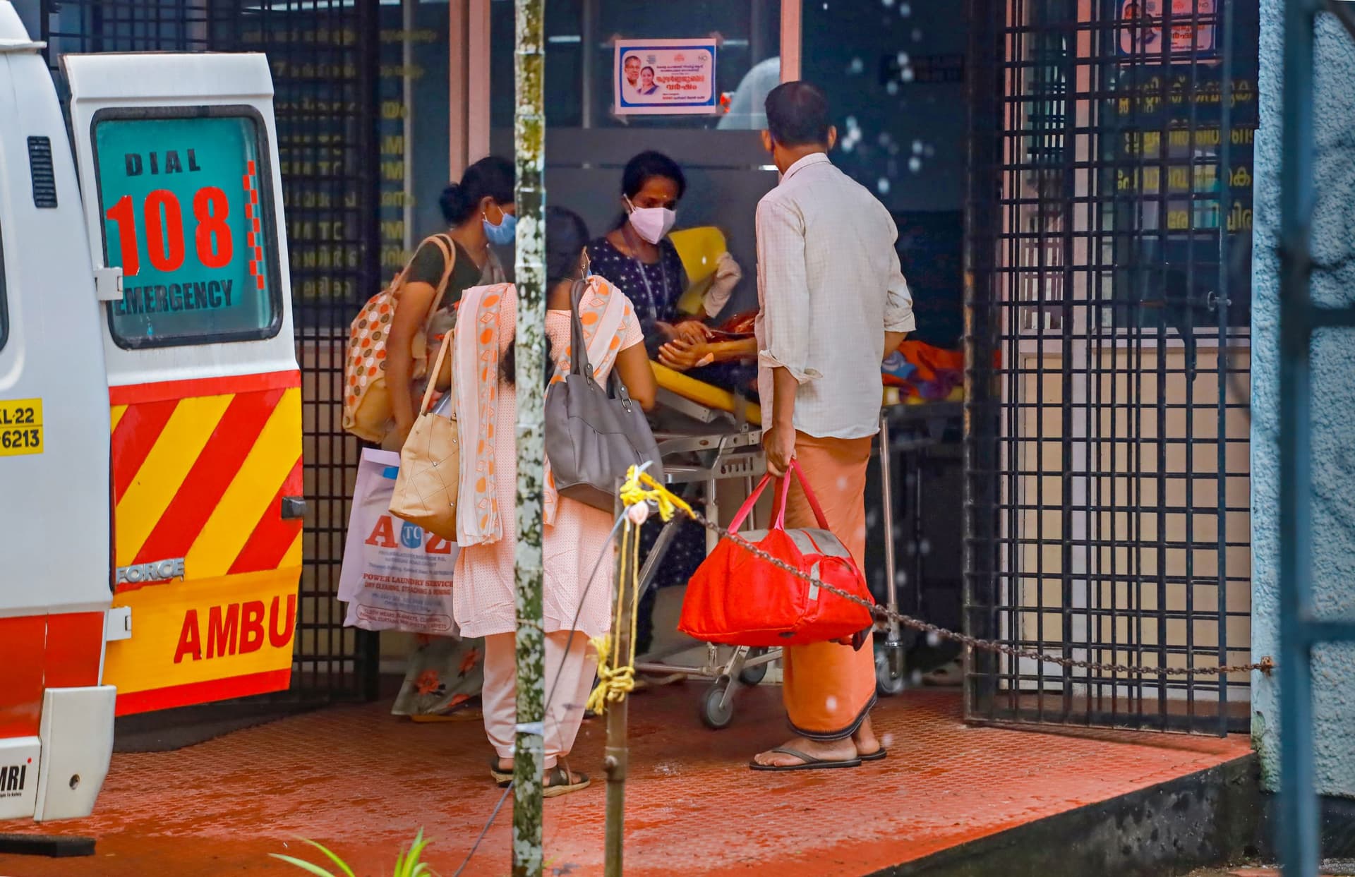 Nipah Virus: बिना काम के यात्रा करने से बचें, निपाह वायरस को लेकर अलर्ट, जानें कैसे फैलता है संक्रमण