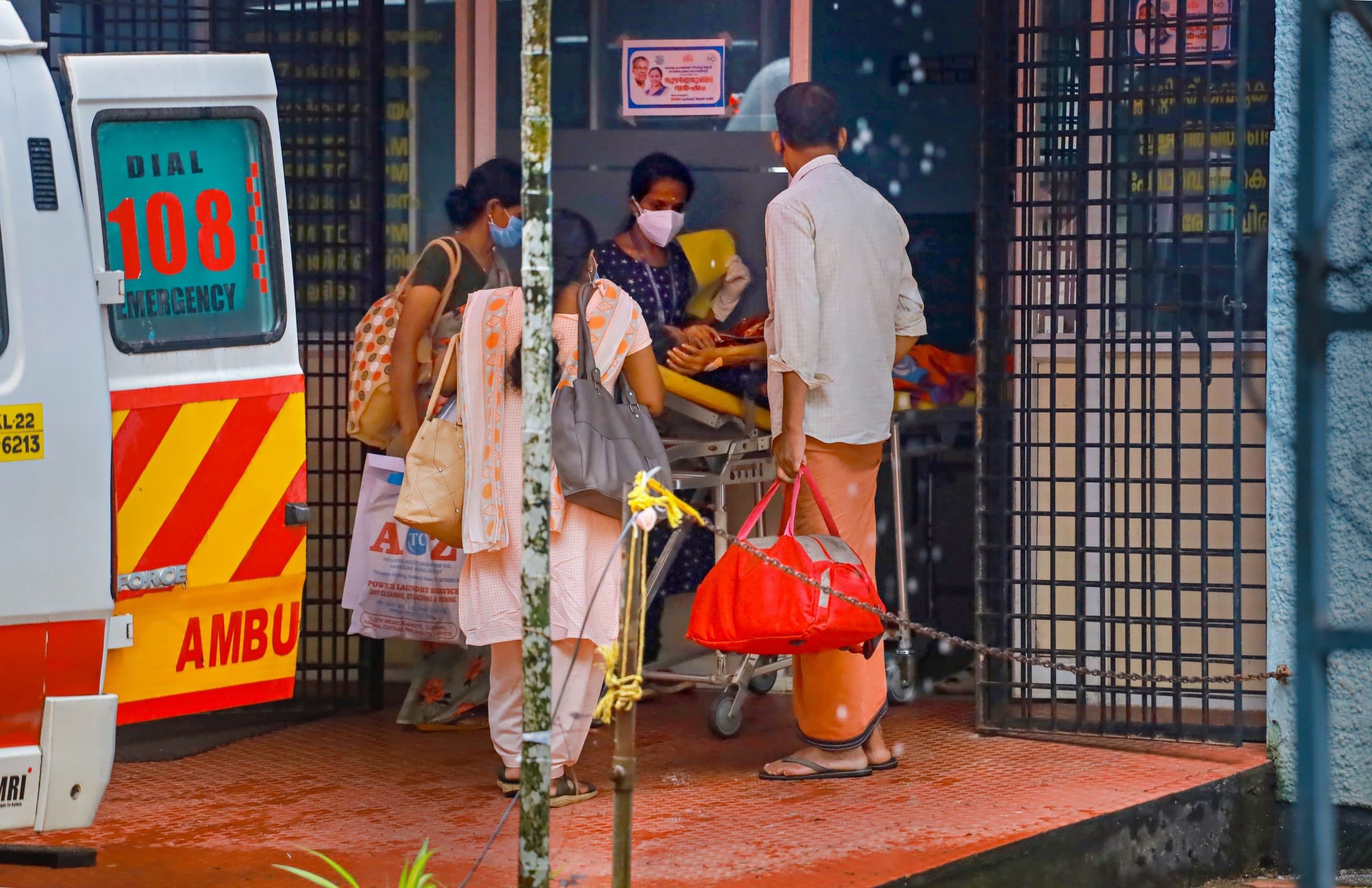 Nipah Virus: बिना काम के यात्रा करने से बचें, निपाह वायरस को लेकर अलर्ट, जानें कैसे फैलता है संक्रमण