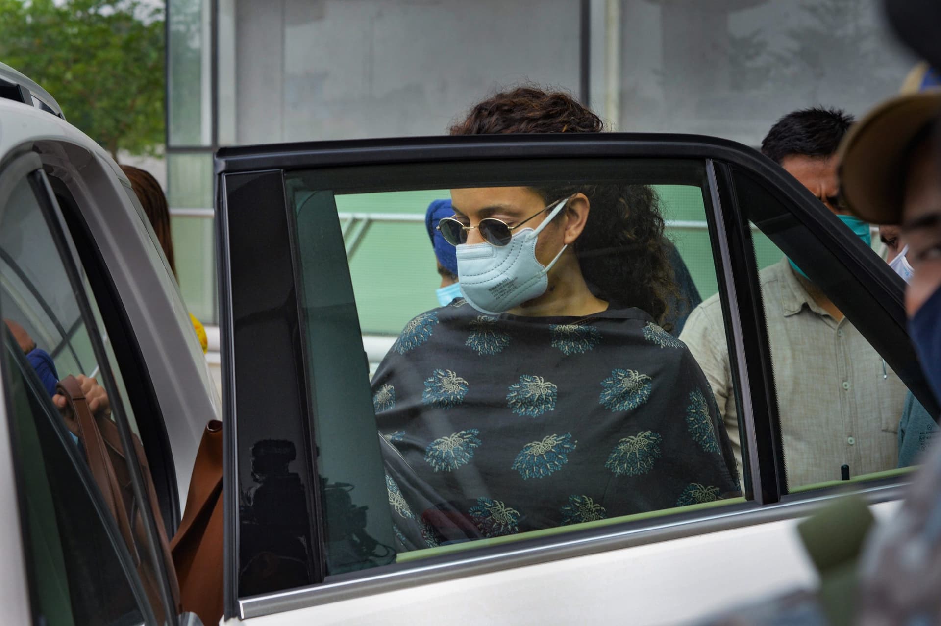 Kangana Ranaut Updates : अब कंगना रनौत की हाउसिंग सोसाइटी पर चलेगा BMC का हथौड़ा ?