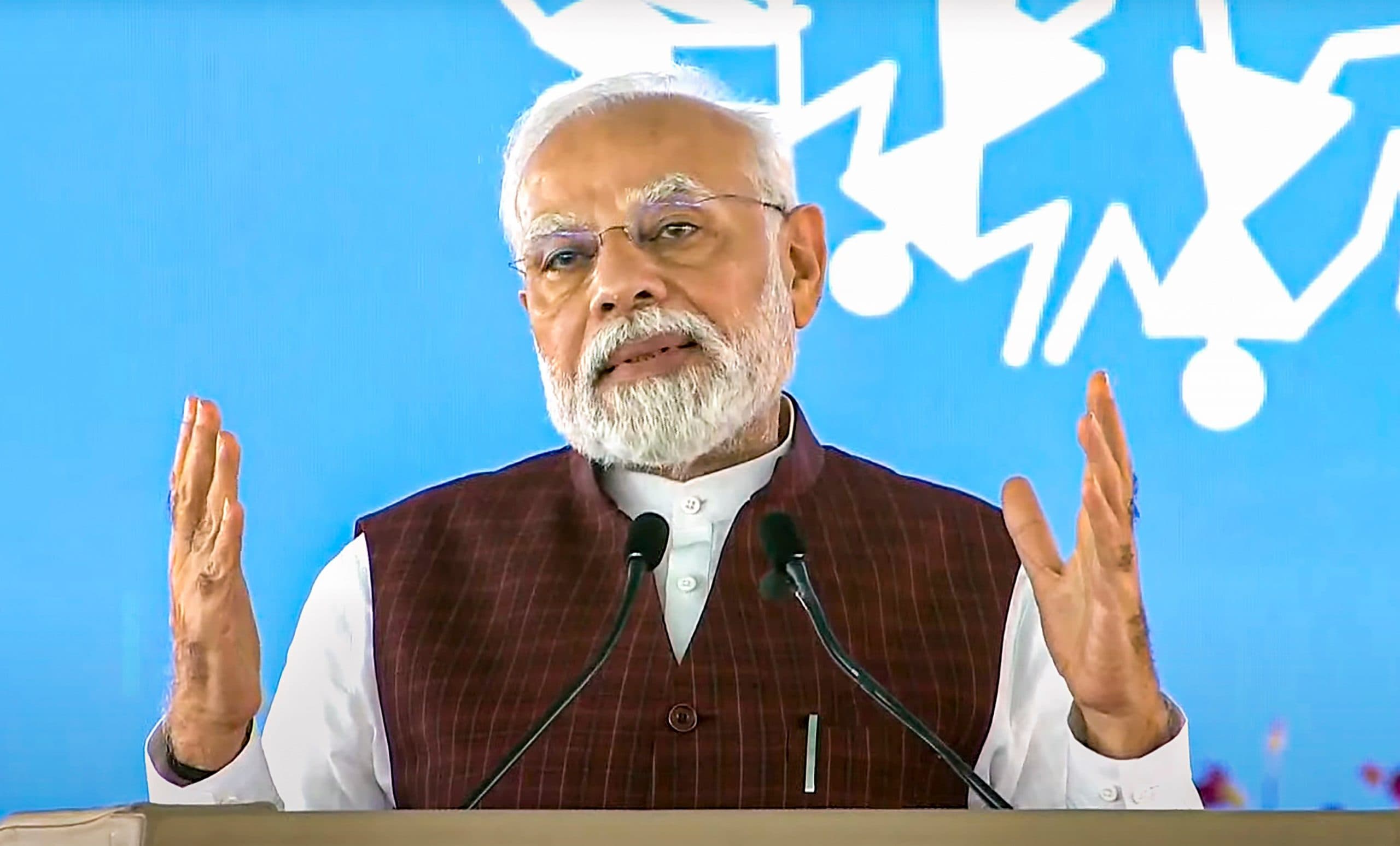 VIDEO: हिंदी दिवस की ऐसी बधाई नहीं देखी होगी आपने! PM Modi ने भी किया है शेयर