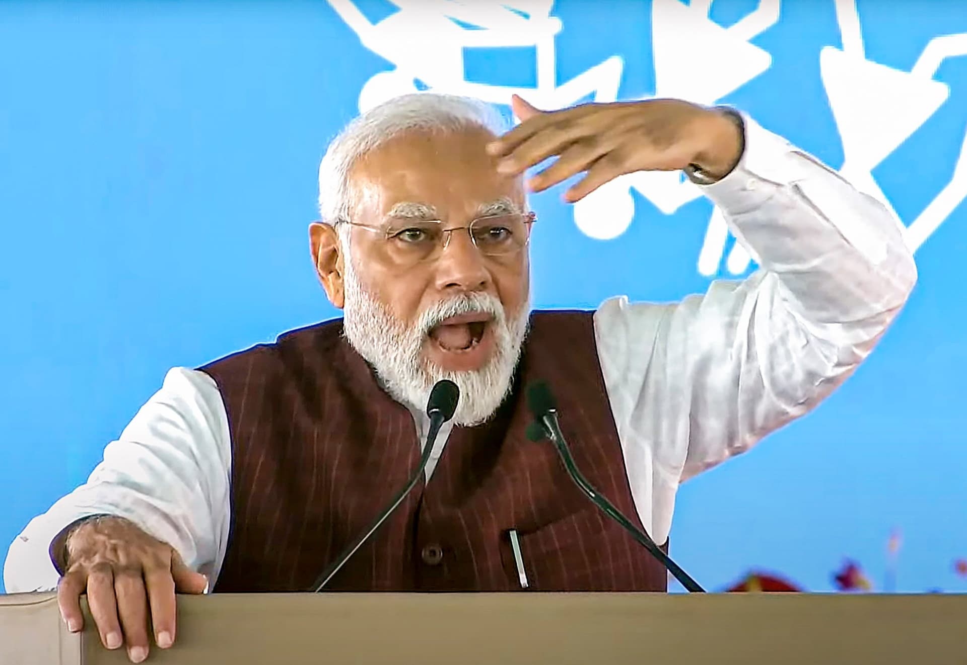 'बीजेपी वाले घबरा गये हैं', पीएम मोदी के एक बार फिर दुनिया के सबसे लोकप्रिय नेता बनने पर कांग्रेस का तंज