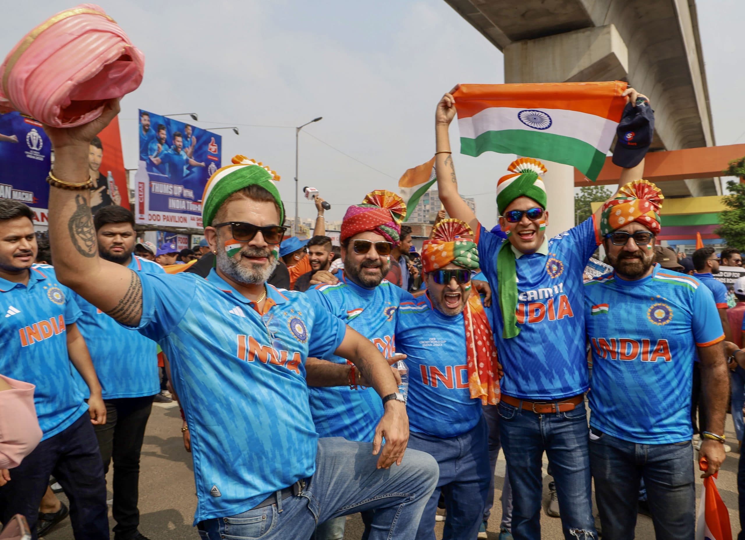 IND vs PAK: टीम इंडिया के रंग में रंगा नरेंद्र मोदी स्टेडियम, ब्लैक में टिकट खरीद मैच देखने पहुंचे दर्शक