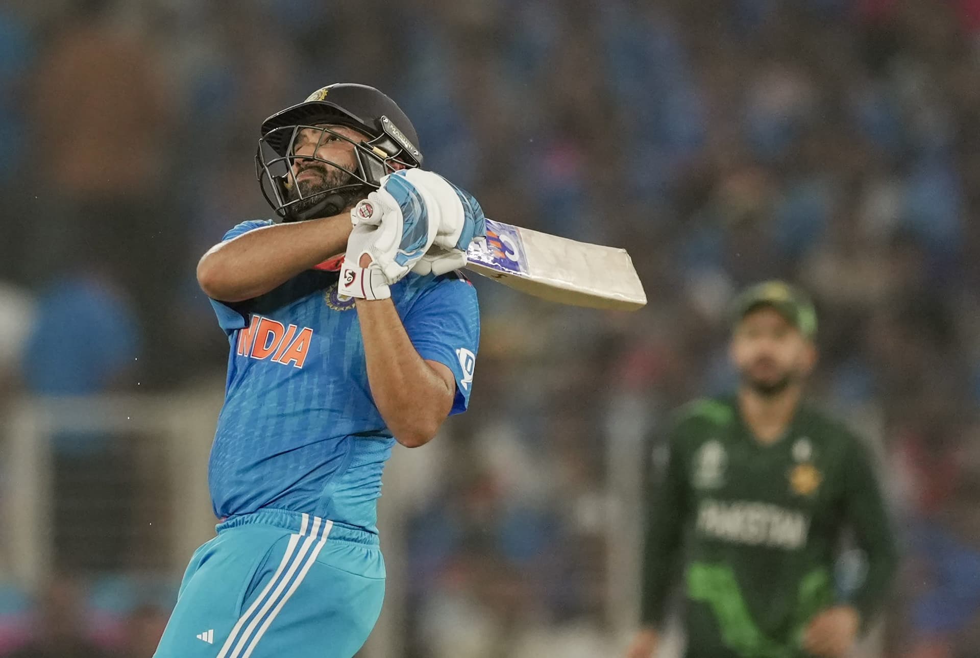 IND vs PAK: ‘बैट नहीं पावर है’, रोहित शर्मा ने हार्दिक पंड्या को दिखाया अपना बाइसेप, देखें मजेदार वीडियो IND vs PAK: ‘बैट नहीं पावर है’, रोहित शर्मा ने हार्दिक पंड्या को दिखाया अपना बाइसेप, देखें मजेदार वीडियो