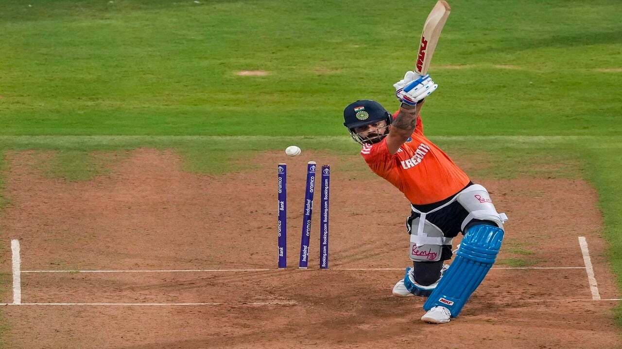 PHOTOS: वानखेड़े में विराट कोहली को लोकल ब्वॉय ने किया बोल्ड, इस किवी गेंदबाज के लिए कर रहे थे विशेष तैयारी..