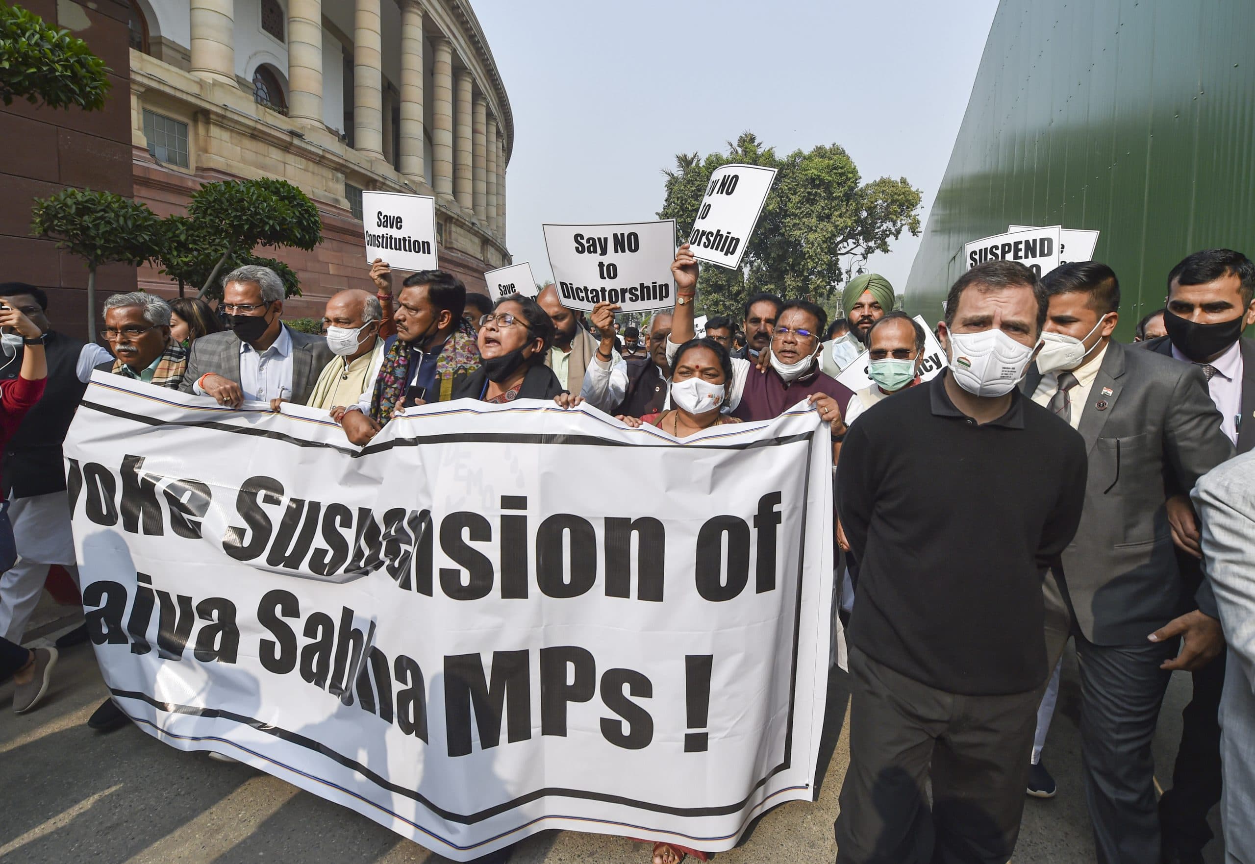 Parliament: राज्यसभा के 12 सदस्यों का निलंबन रद्द करने की मांग को लेकर विपक्षी नेताओं का मार्च,सदन में हंगामा