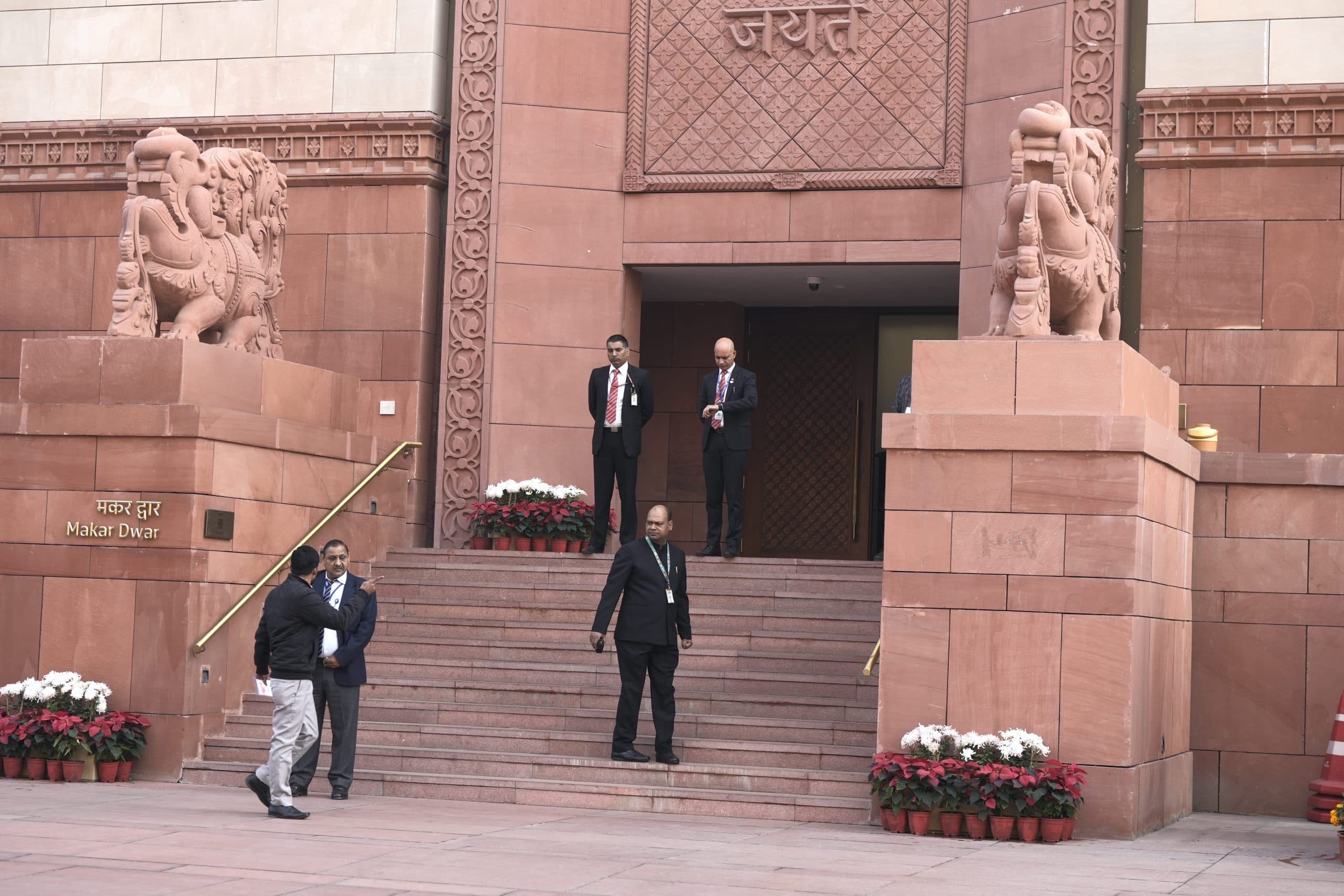 Parliament Security Breach Live: शीतकालीन सत्र की शेष अवधि के लिए 15 सांसद निलंबित