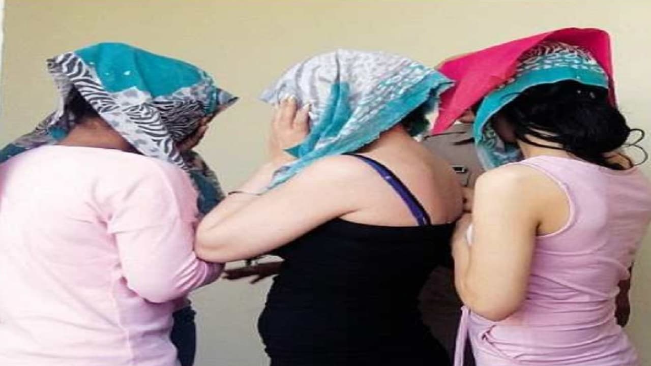बिहार: अरवल के रेड लाइट एरिया में पुलिस ने की रेड, पकड़ी गयी 12 लड़कियों ने किया रूह कपां देने वाला खुलासा बिहार: अरवल के रेड लाइट एरिया में पुलिस ने की रेड, पकड़ी गयी 12 लड़कियों ने किया रूह कपां देने वाला खुलासा