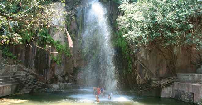 नवादा के ककोलत में तेज बारिश के बाद आयी बाढ़, आफत में फंसी थी सैलानियों की जान, सभी पर्यटक सुरक्षित