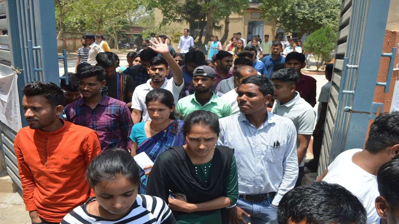 बिहार सिपाही भर्ती परीक्षा: सुनसान जगह पर दर्जनों लोगों को दिया ब्लूटुथ डिवाइस, महिला ने बतायी हैरतअंगेज राज