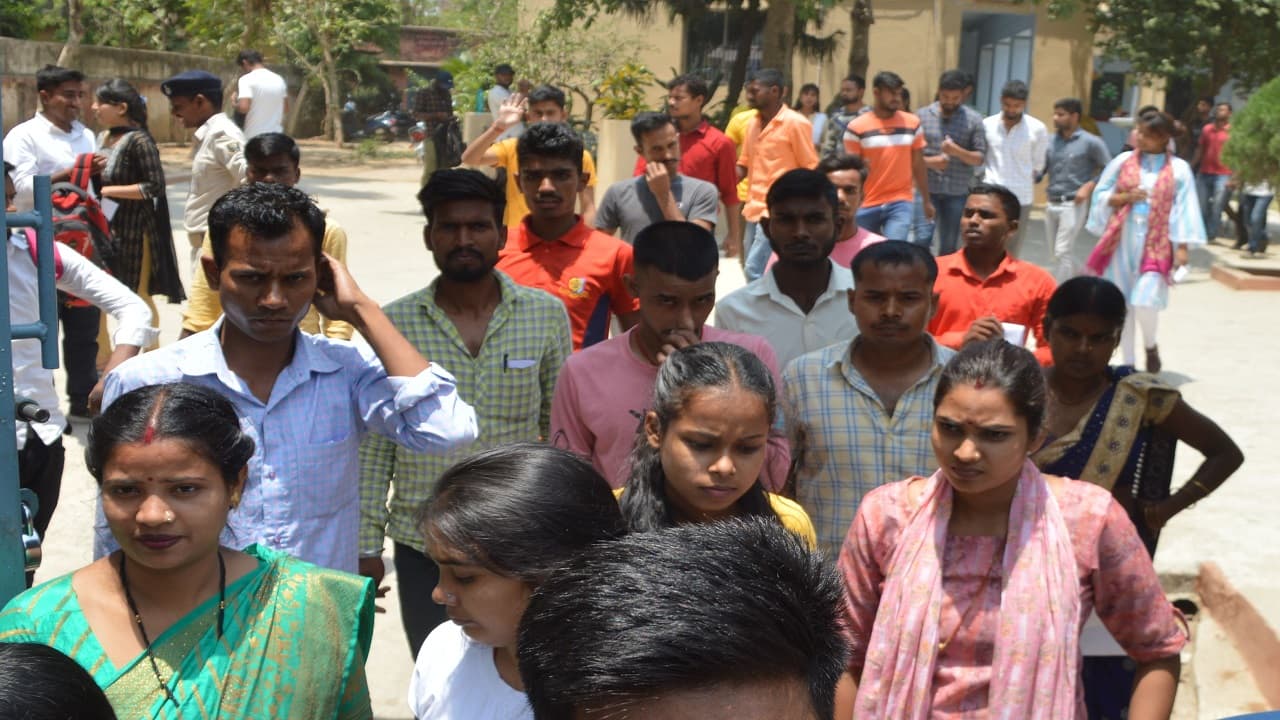 बिहार सिपाही भर्ती परीक्षा: परीक्षार्थी अपना प्रश्न पत्र व ओएमआर सीट लेकर भागे, 10 नकल करते धराये