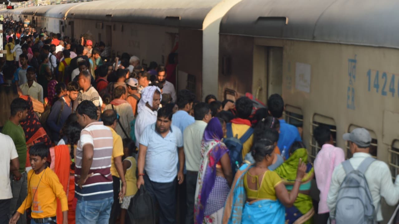 बिहार: दुर्गा पूजा शुरु होते ही रेलवे स्टेशन पर यात्रियों की उमड़ी भीड़, कई ट्रेनों में नो रूम, देखें तस्वीरें