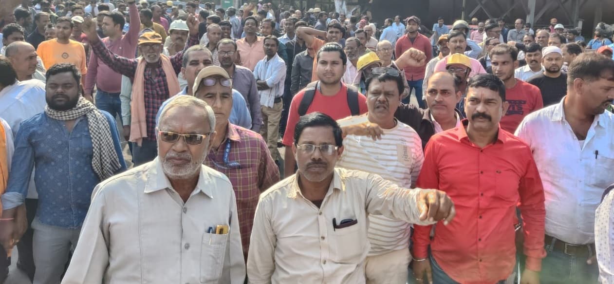 बोकारो स्टील प्लांट गोलंबर पर हल्ला बोल प्रदर्शन, 40,500 से ज्यादा बोनस भुगतान की मांग