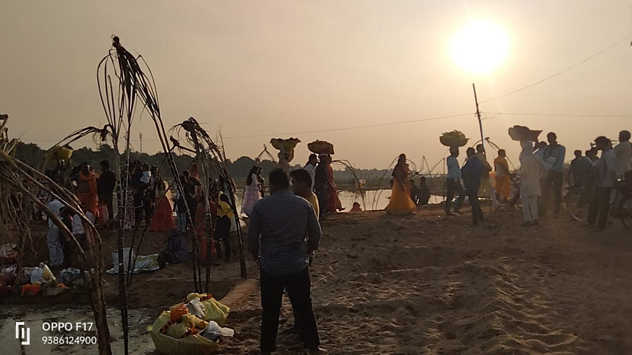 Chhath Puja : अस्ताचलगामी सूर्य को करोड़ों लोगों ने दिया अर्घ्य, पटना के घाट पर श्रद्धालुओं की उमड़ी भीड़