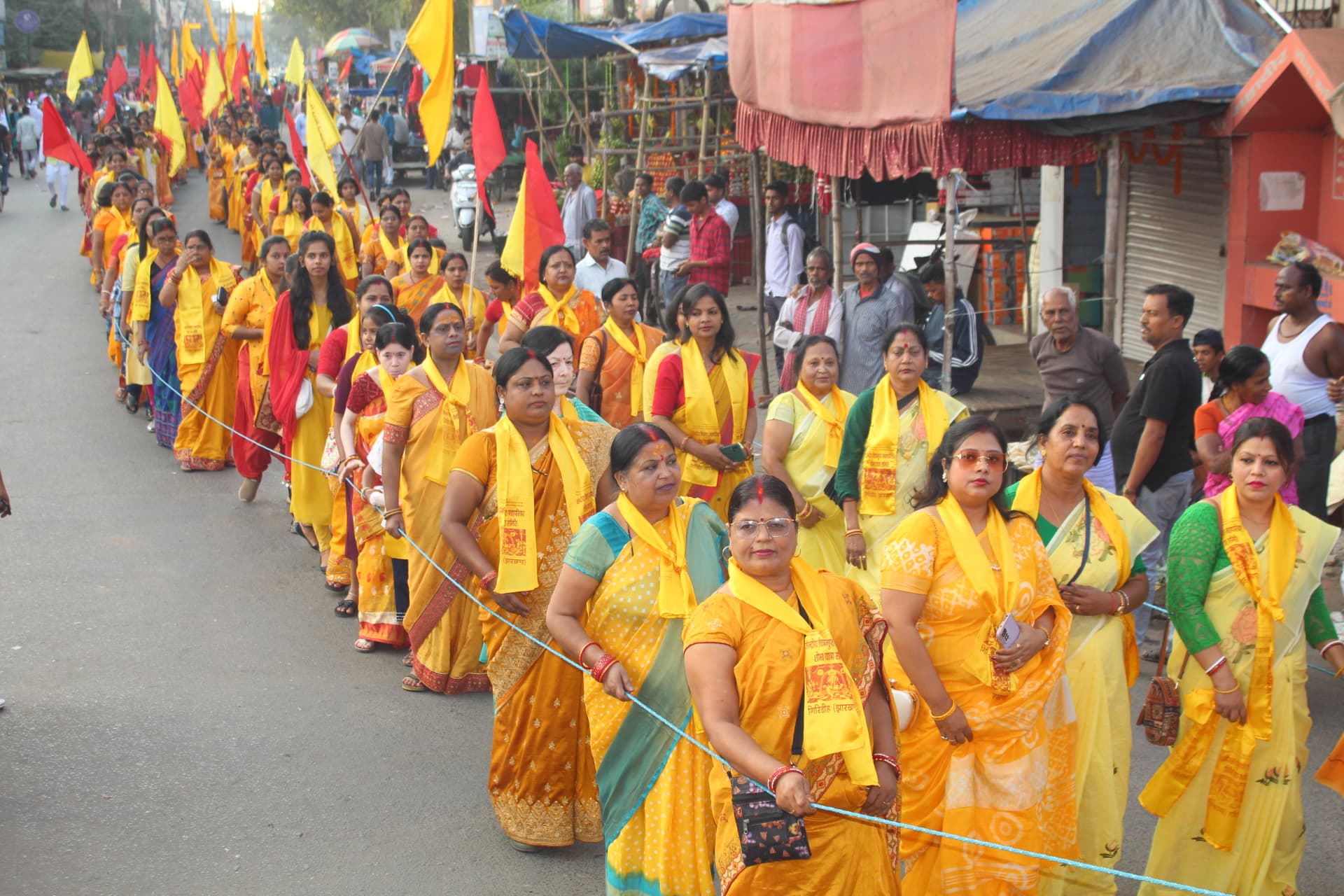 गिरिडीह : चित्रगुप्त पूजा की पूर्व संध्या पर गाजे-बाजे के साथ निकली शोभा यात्रा, भक्ति गीतों पर झूमे लोग