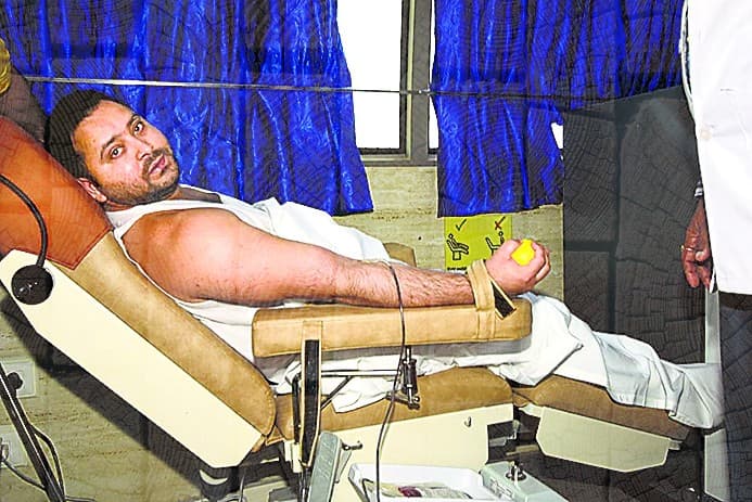 विश्व रक्तदाता दिवस पर तेजस्वी ने किया रक्तदान, नये मोबाइल ब्लड कलेक्शन वैन को दिखायी हरी झंडी