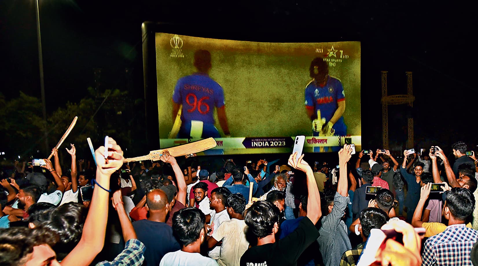 PHOTOS: पटना में मेगा स्क्रीन पर भारत-पाकिस्तान मैच देखने उमड़े लोग, देखिए कैसे सड़कें दिखीं वीरान..