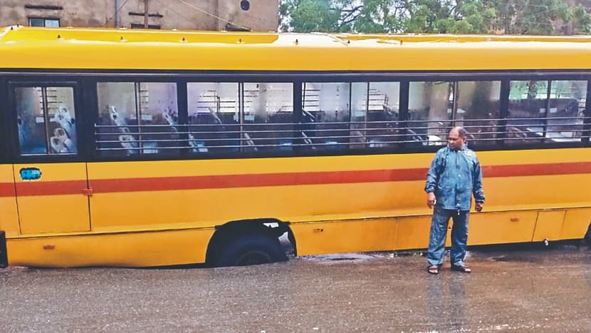 पटना में सात घंटे की बारिश भी नहीं झेल सकी सड़क, कंकड़बाग में बस के पहिये समेत धंसी रोड