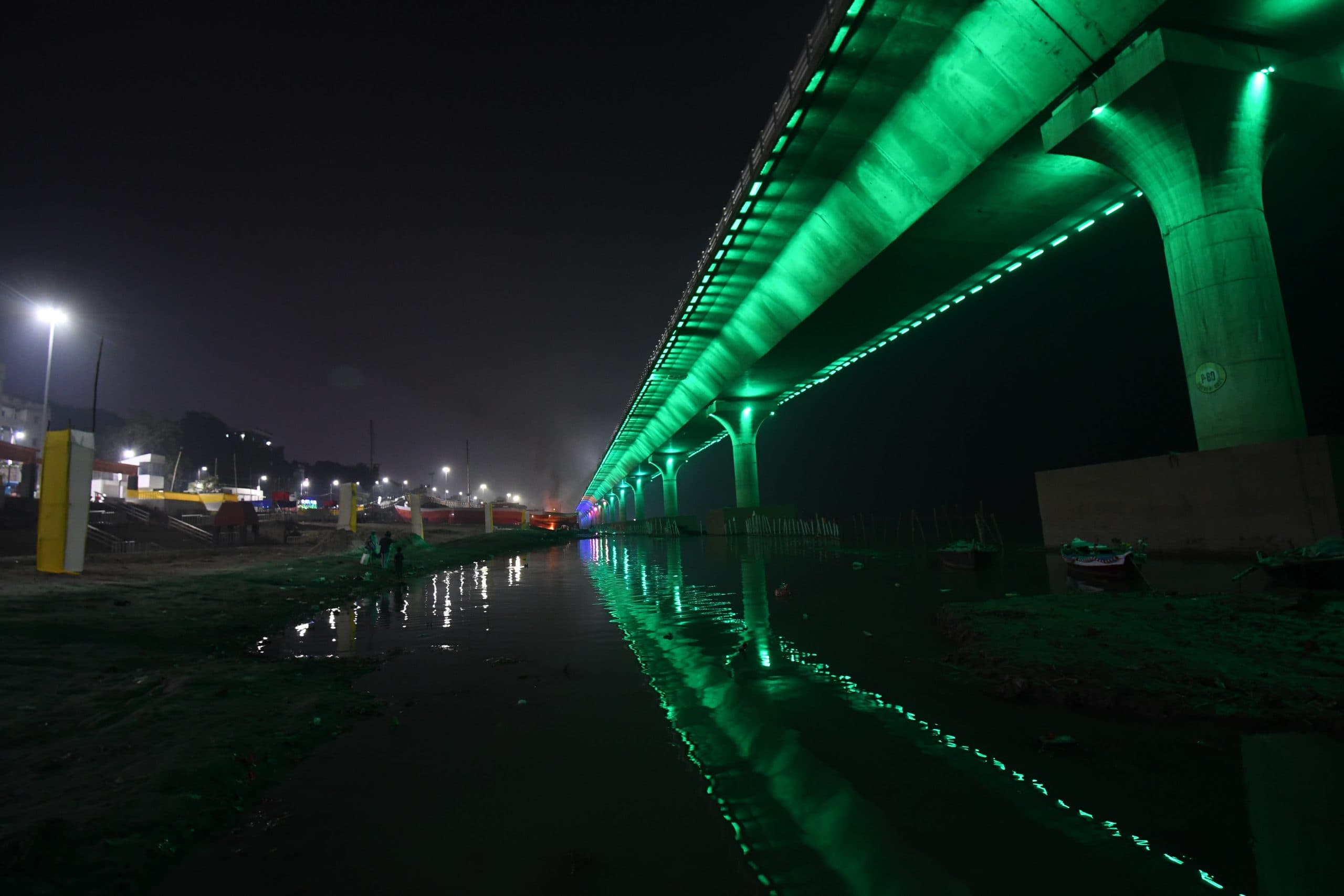 पटना में दिखने लगी छठ की छटा, तस्वीरों में देखिए लाइट से जगमगाते गंगा घाट