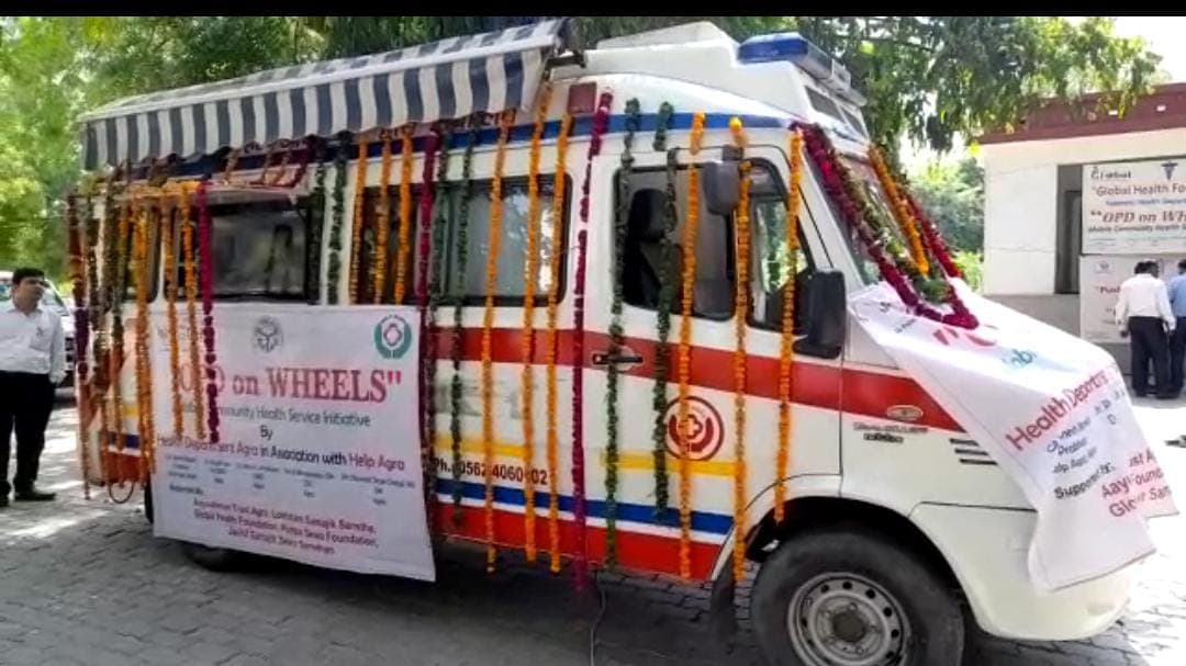 ओपीडी मोबाइल वैन लोगों को निशुल्क प्रदान कराएगा स्वास्थ्य सुविधाएं, जिलाधिकारी ने दिखाई हरी झंडी