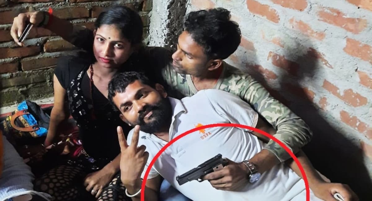 Viral video: मुखिया पति और सहयोगी का तमंचा लेकर बार बालाओं के साथ वीडियो वायरल