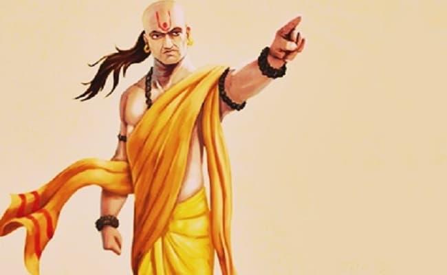 चाणक्य नीति: मनुष्य को अंदर ही अंदर खोखला कर देती हैं परिस्थतियां, जानें क्या है कारण…