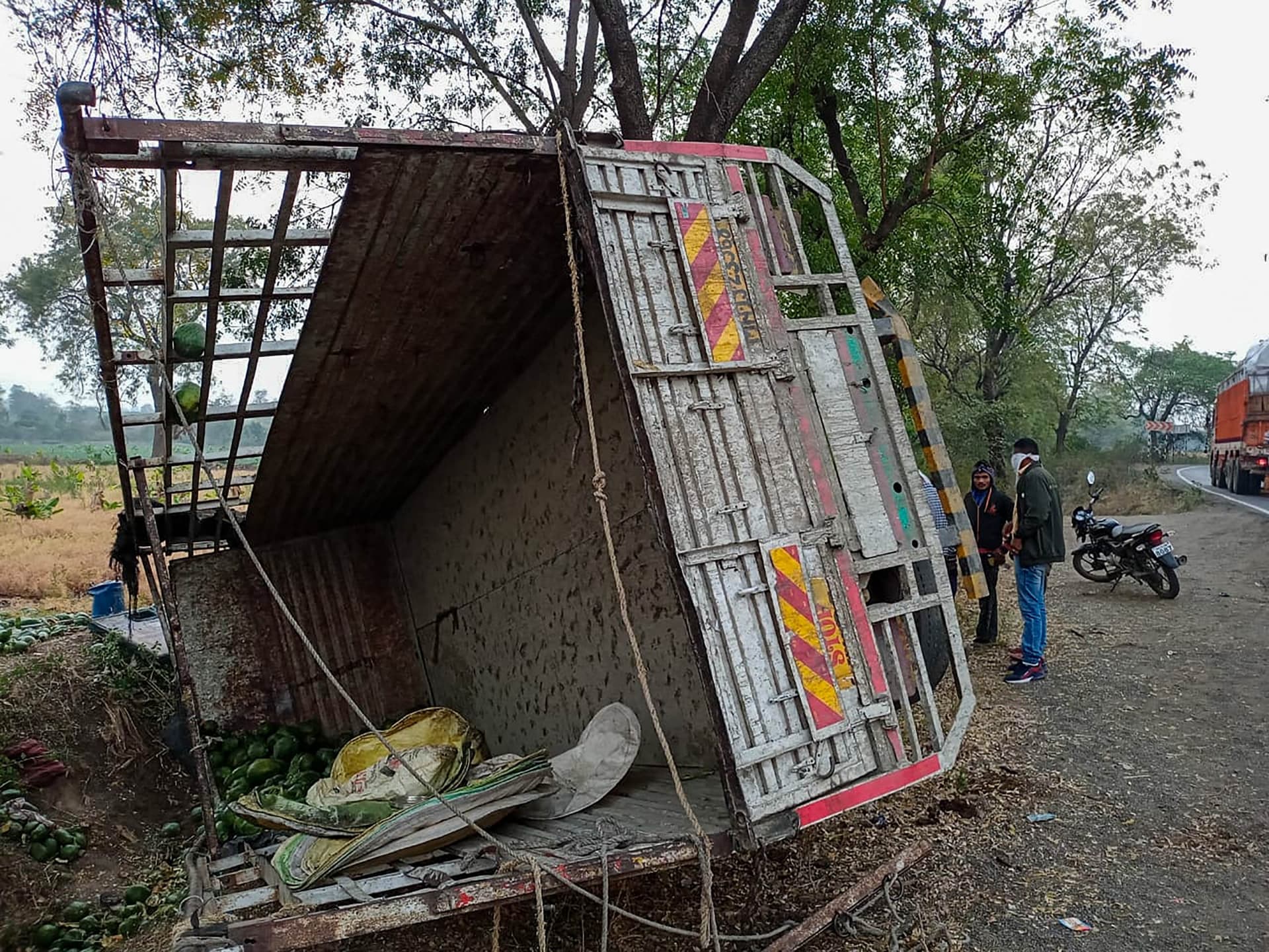 Maharashtra Road Accident : जलगांव में भीषण सड़क हादसा, ट्रक पलटने से 15 की मौत