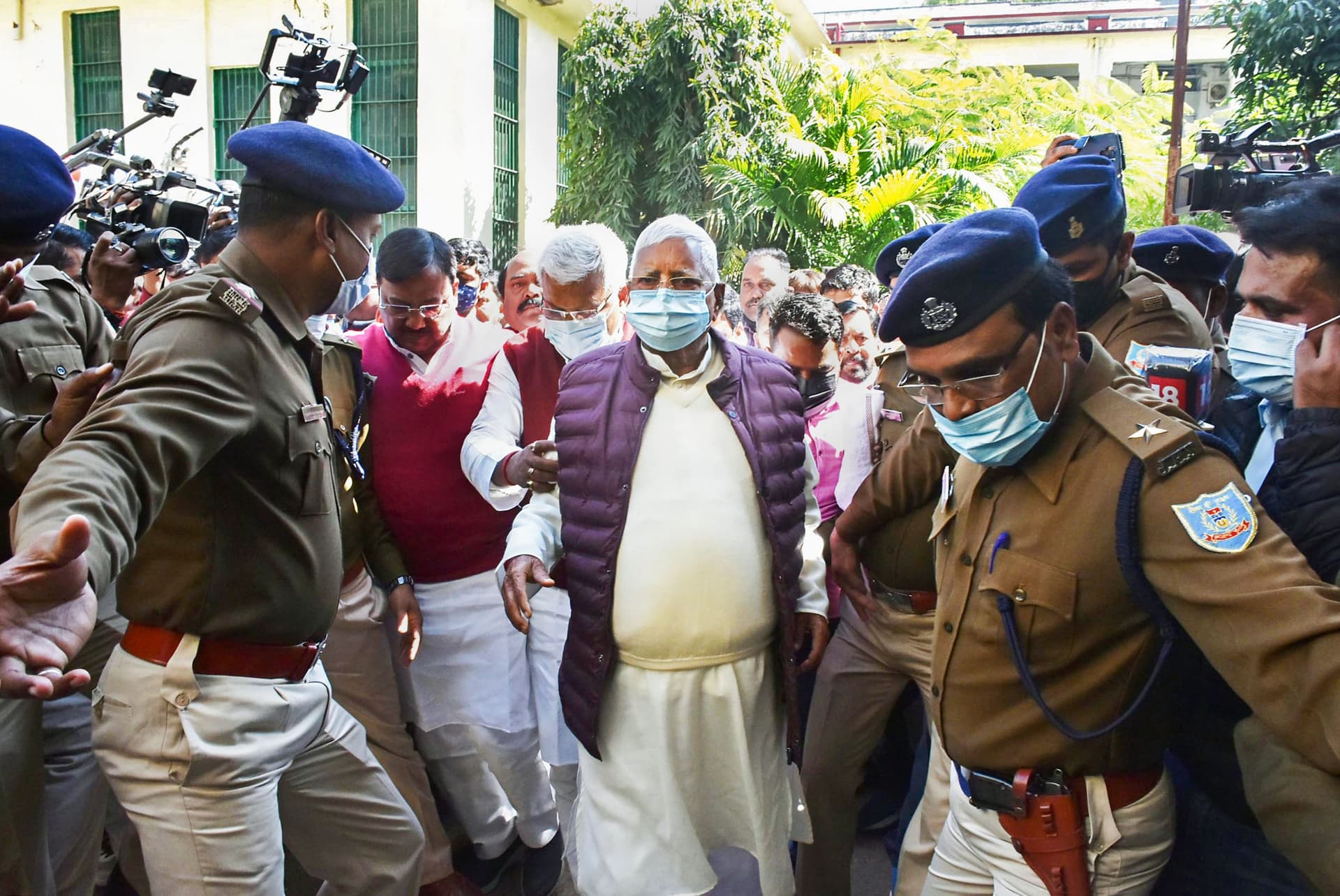 Lalu Prasad Yadav: चेहरे पर चिंता, मुंह पर मास्क, कुछ यूं कोर्ट पहुंचे लालू प्रसाद यादव