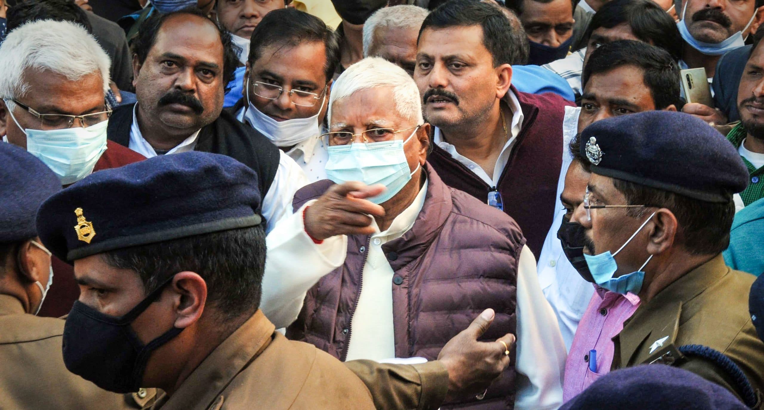 लालू प्रसाद यादव के 17 ठिकानों पर CBI की रेड, रेलवे में नौकरी के बदले जमीन लेने का आरोप