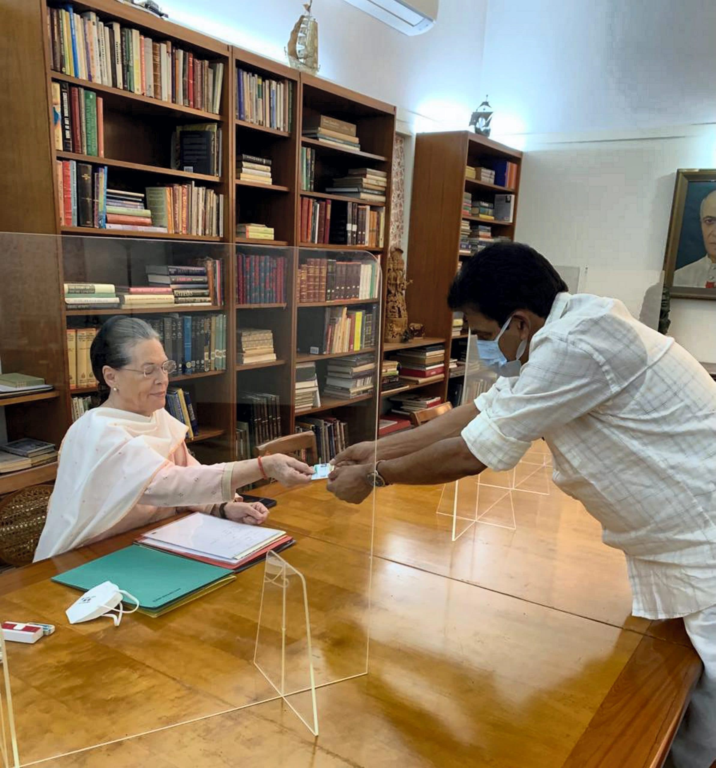 'नफरत का वायरस अंदर तक चला गया है', सोनिया गांधी के इस लेख से भड़की भाजपा