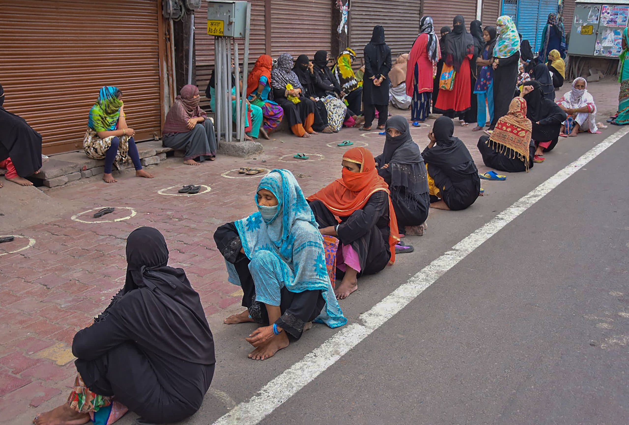 Lockdown 2 guidelines : घर से बाहर निकले तो मास्क लगाना जरूरी, थूका तो होगी ये सजा